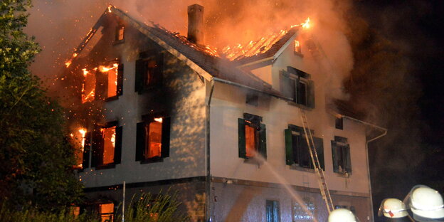 ein brennendes Haus wird gelöscht ein brennendes Haus wird gelöscht