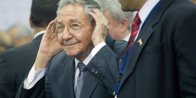 Raúl Castro fasst sich an die Ohren, um besser hören zu können. Raúl Castro fasst sich an die Ohren, um besser hören zu können.