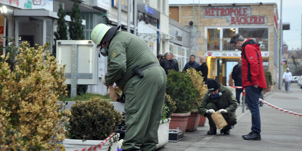 Spurensicherer der Polizei begutachten in Stuttgart-Feuerbach (Baden-Württemberg) eine Brandstelle in einem Türkisch Islamischen Zentrum.