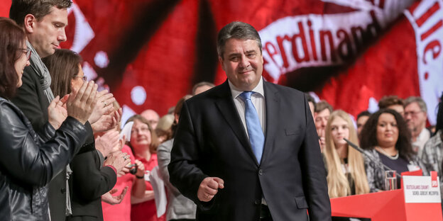 Sigmar Gabriel läuft durch die klatschende Menge. Sigmar Gabriel läuft durch die klatschende Menge.