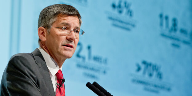 Adidas-Chef Herbert Hainer bei einer Pressekonferenz