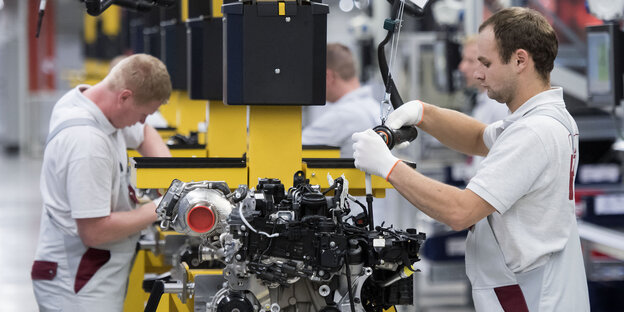 Arbeiter in einem Auto-Werk Arbeiter in einem Auto-Werk