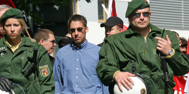 Ralf Wohlleben bei einer NPD-Demonstration im Jahr 2007. Ralf Wohlleben bei einer NPD-Demonstration im Jahr 2007.
