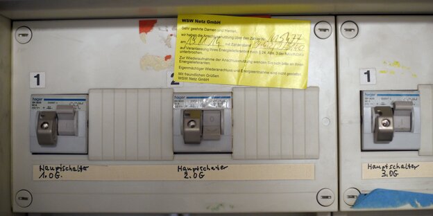 Stromkasten mit gelbem Benachrichtigungszettel Stromkasten mit gelbem Benachrichtigungszettel