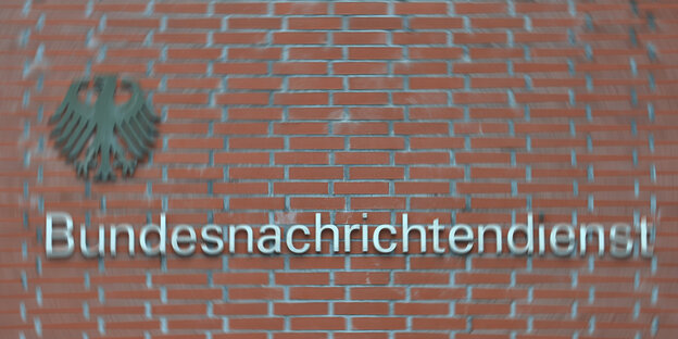Schriftzug Bundesnachrichtendienst auf einem Gebäude Schriftzug Bundesnachrichtendienst auf einem Gebäude