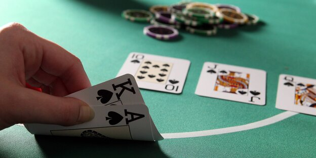 Karten liegen auf einem Pokertisch. Karten liegen auf einem Pokertisch.