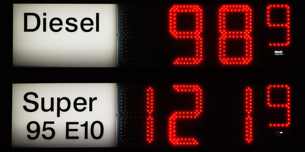 Anzeigentafel: Liter Diesel 99 Cent, Liter Super 122 Cent Anzeigentafel: Liter Diesel 99 Cent, Liter Super 122 Cent