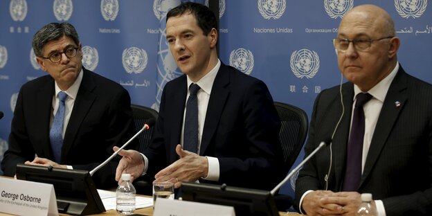 Britischer Finanzminister Osborne zwischen dem französischen Finanzminster Sapin und dem US-Kollegen Lew Britischer Finanzminister Osborne zwischen dem französischen Finanzminster Sapin und dem US-Kollegen Lew