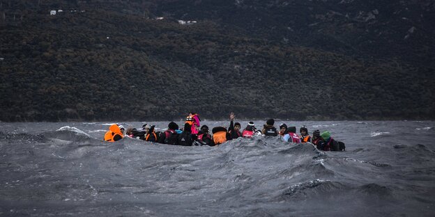 Flüchtlinge in einem Schlauchboot vor der griechischen Insel Lesbos Flüchtlinge in einem Schlauchboot vor der griechischen Insel Lesbos