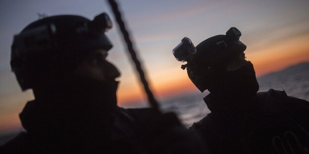 Frontex-Mitarbeiter bei einem Einsatz bei Nacht. Frontex-Mitarbeiter bei einem Einsatz bei Nacht.