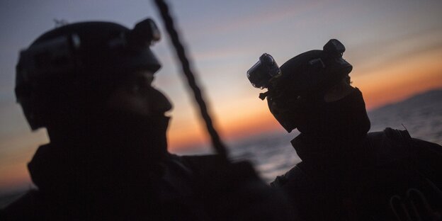 Frontex-Mitarbeiter bei einem Einsatz bei Nacht.