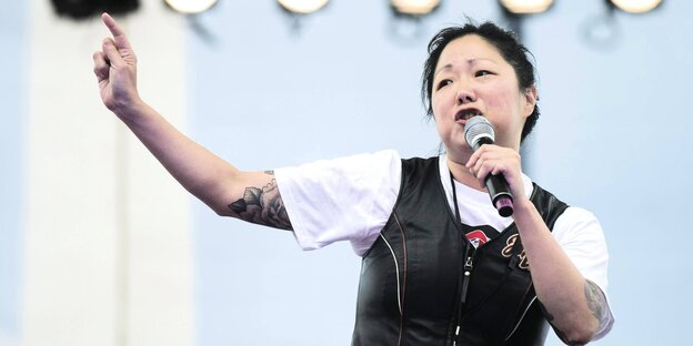 Margaret Cho mit Mikrophon Margaret Cho mit Mikrophon