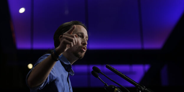 Pablo Iglesias an einem Rednerpult Pablo Iglesias an einem Rednerpult