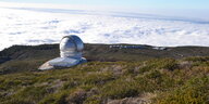 Ein Observatorium auf einem Berg mit Blick auf Wolken