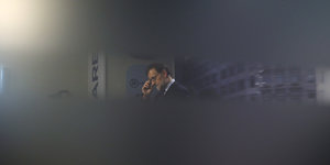 Ein Mann in Anzug rückt sich die Brille zurecht, es ist der spanische Minsterpräsident Rajoy