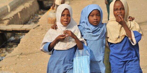 Drei Mädchen gehen in Nigeria zur Schule Drei Mädchen gehen in Nigeria zur Schule