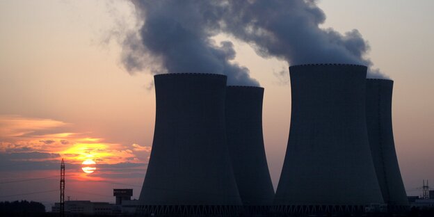 Zwei Türme eines Atomkraftwerkes, es steigt Rauch auf Zwei Türme eines Atomkraftwerkes, es steigt Rauch auf
