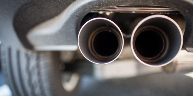 DIe Rohre eines Autoauspuffs DIe Rohre eines Autoauspuffs