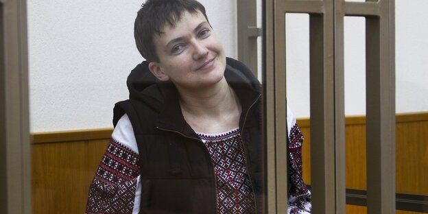 Nadeschda Sawtschenko, eine Frau mit kurzen Haaren, in einer Zelle in einem Gerichtssaal Nadeschda Sawtschenko, eine Frau mit kurzen Haaren, in einer Zelle in einem Gerichtssaal