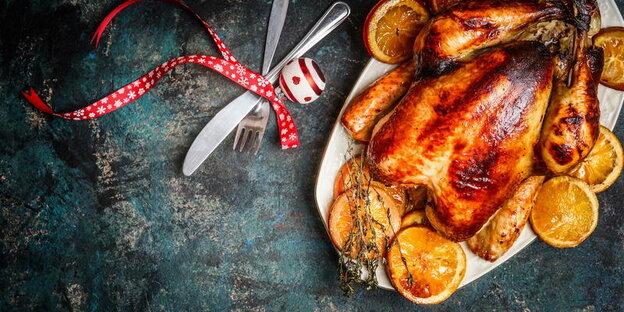 Ein gebratenes Huhn mit Orangenscheiben Ein gebratenes Huhn mit Orangenscheiben
