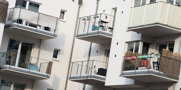 Mehrere Balkons an der Fassade eines Wohnhauses. Mehrere Balkons an der Fassade eines Wohnhauses.