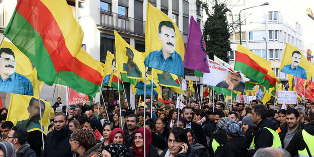 DemonstrantInnen mit vielen Fahnen. DemonstrantInnen mit vielen Fahnen.