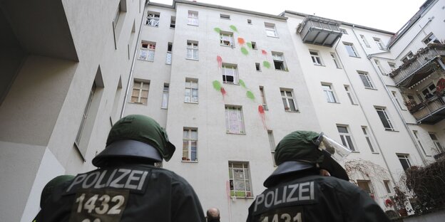 Polizisten vor einem Gebäude in Berlin Polizisten vor einem Gebäude in Berlin