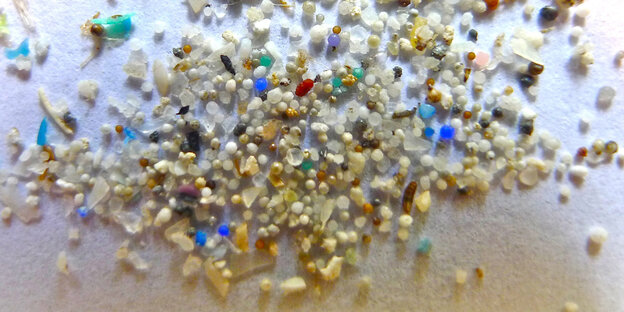 Plastikteilchen auf einer Oberfläche Plastikteilchen auf einer Oberfläche