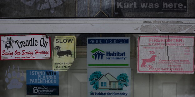 Sticker kleben auf einem Fenster. Rechts oben einer „Kurt was here.“ Sticker kleben auf einem Fenster. Rechts oben einer „Kurt was here.“