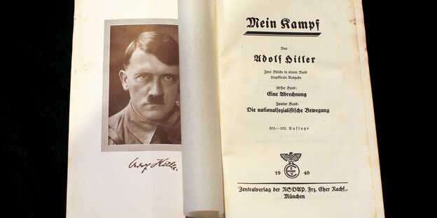 Eine Ausgabe des Buches "Mein Kampf" von Adolf Hitler am dem Jahr 1940 Eine Ausgabe des Buches "Mein Kampf" von Adolf Hitler am dem Jahr 1940