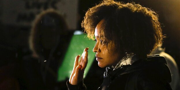Eine Frau demonstriert mit erhobener Hand gegen die Entscheidung der Grand Jury im Fall Tamir Rice. Eine Frau demonstriert mit erhobener Hand gegen die Entscheidung der Grand Jury im Fall Tamir Rice.