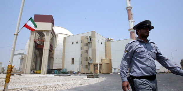Ein iranischer Wachmann vor einem Atomkraftwerk in Bushehr. Ein iranischer Wachmann vor einem Atomkraftwerk in Bushehr.