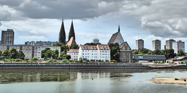 Blick über die Oder auf die Silhouette von Frankfurt. Blick über die Oder auf die Silhouette von Frankfurt.