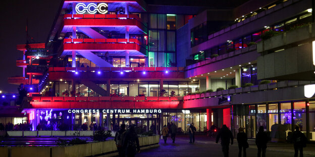 Das Kongresszentrum in Hamburg, erleuchtet bei Nacht Das Kongresszentrum in Hamburg, erleuchtet bei Nacht