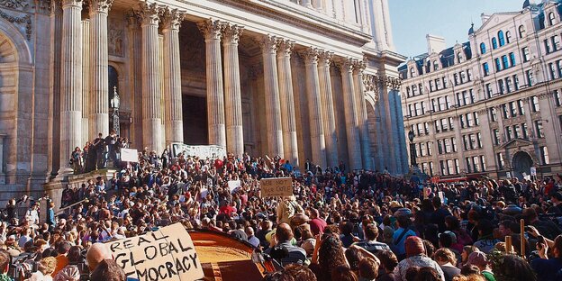 Tausende Occupy-Anhänger demonstrieren vor dem Gebäude der Londoner Börse. Tausende Occupy-Anhänger demonstrieren vor dem Gebäude der Londoner Börse.