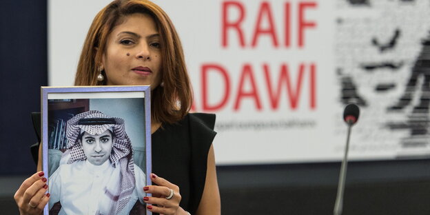 Ensaf Haidar hält ein Bild ihres inhaftierten Ehemanns Raif Badawi in den Händen Ensaf Haidar hält ein Bild ihres inhaftierten Ehemanns Raif Badawi in den Händen