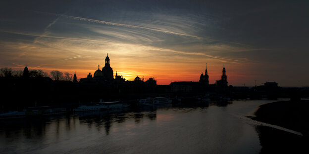 Hinter der Altstadt von Dresden geht die Sonne unter Hinter der Altstadt von Dresden geht die Sonne unter