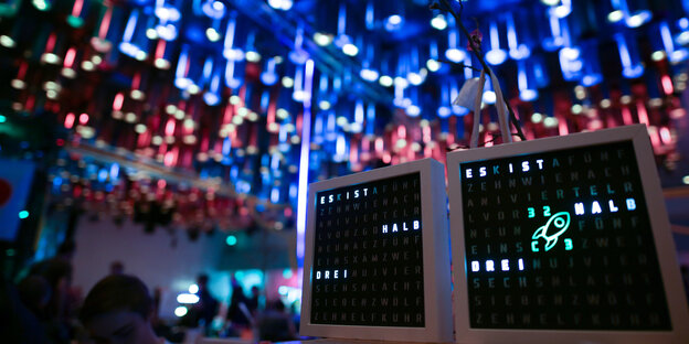 Besucher des Kongresses des Chaos Computer Clubs (CCC) haben am 29.12.2015 in Hamburg in einem Vortragsraum eine Uhr aufgestellt, die die Uhrzeit als Textausgabe auf einem Computerpanel zeigt. Besucher des Kongresses des Chaos Computer Clubs (CCC) haben am 29.12.2015 in Hamburg in einem Vortragsraum eine Uhr aufgestellt, die die Uhrzeit als Textausgabe auf einem Computerpanel zeigt.