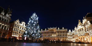 Ein großer Platz in Brüssel mit Weihnachtsbaum, alles ist beleuchtet