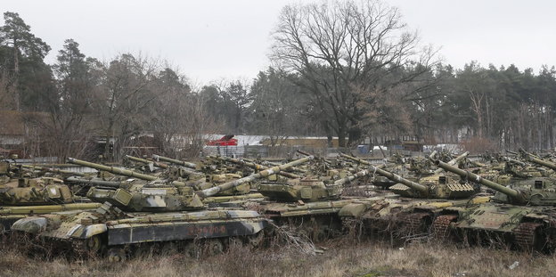 Viele Panzer stehen auf einem Feld