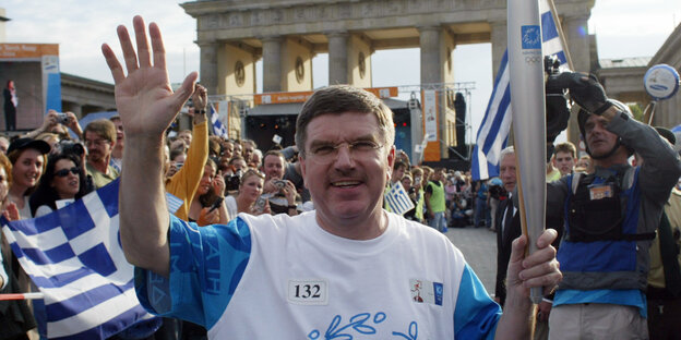 Thomas Bach mit einer Fackel in der Hand Thomas Bach mit einer Fackel in der Hand
