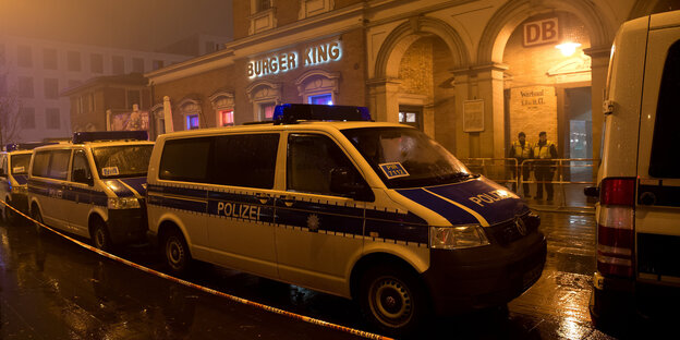 Polizeiautos stehen vor einem Bahnhof Polizeiautos stehen vor einem Bahnhof