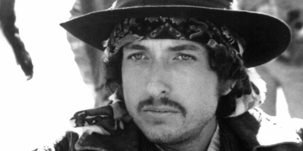 Junger Bob Dylan mit Bandana und Hut. Junger Bob Dylan mit Bandana und Hut.