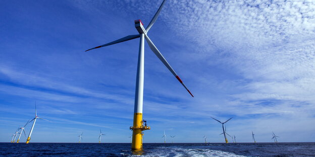 Offshore-Windpark in der Ostsse vor blauem Himmel Offshore-Windpark in der Ostsse vor blauem Himmel