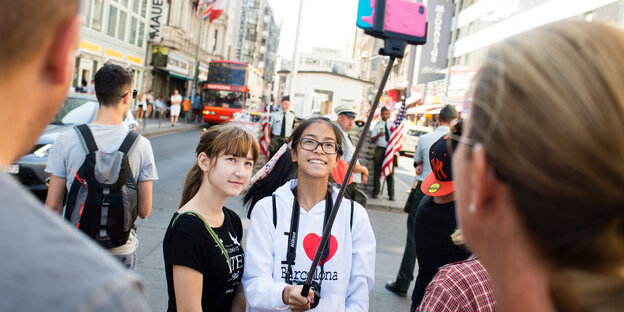 Zwei Mädchen machen ein Selfie am Checkpoint Charlie. Zwei Mädchen machen ein Selfie am Checkpoint Charlie.