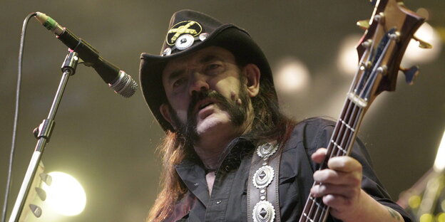 Musiker Lemmy Kilmister am Mikrofon Musiker Lemmy Kilmister am Mikrofon