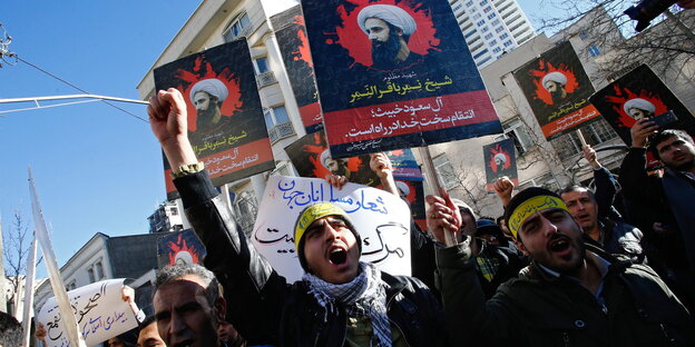 Proteste in Teheran. Plakate, auf denen Nimr al-Nimr zu sehen ist. Proteste in Teheran. Plakate, auf denen Nimr al-Nimr zu sehen ist.