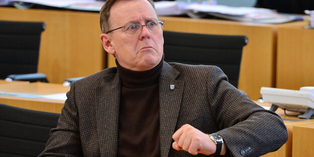 Mann mit Brille mit halb gehobenem Arm, es ist der thüringische Ministerpräsident Bodo Ramelow (Linke) Mann mit Brille mit halb gehobenem Arm, es ist der thüringische Ministerpräsident Bodo Ramelow (Linke)