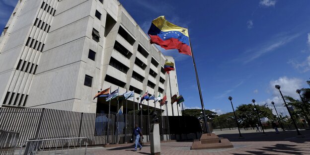 Das Gebäude des Obersten Gerichtshofs von Venezuela in Caracas, davor eine Landesflagge. Das Gebäude des Obersten Gerichtshofs von Venezuela in Caracas, davor eine Landesflagge.