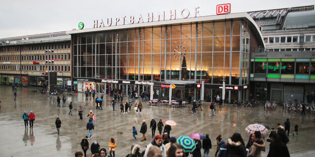 Blick auf den Vorplatz des Kölner Hauptbahnhofs